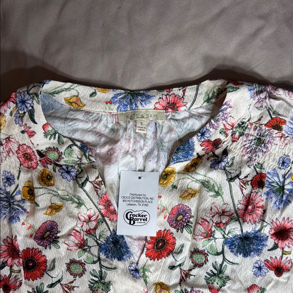 A beautiful Cracker Barrel beige w multi flowers blouse - Picture 2 of 5